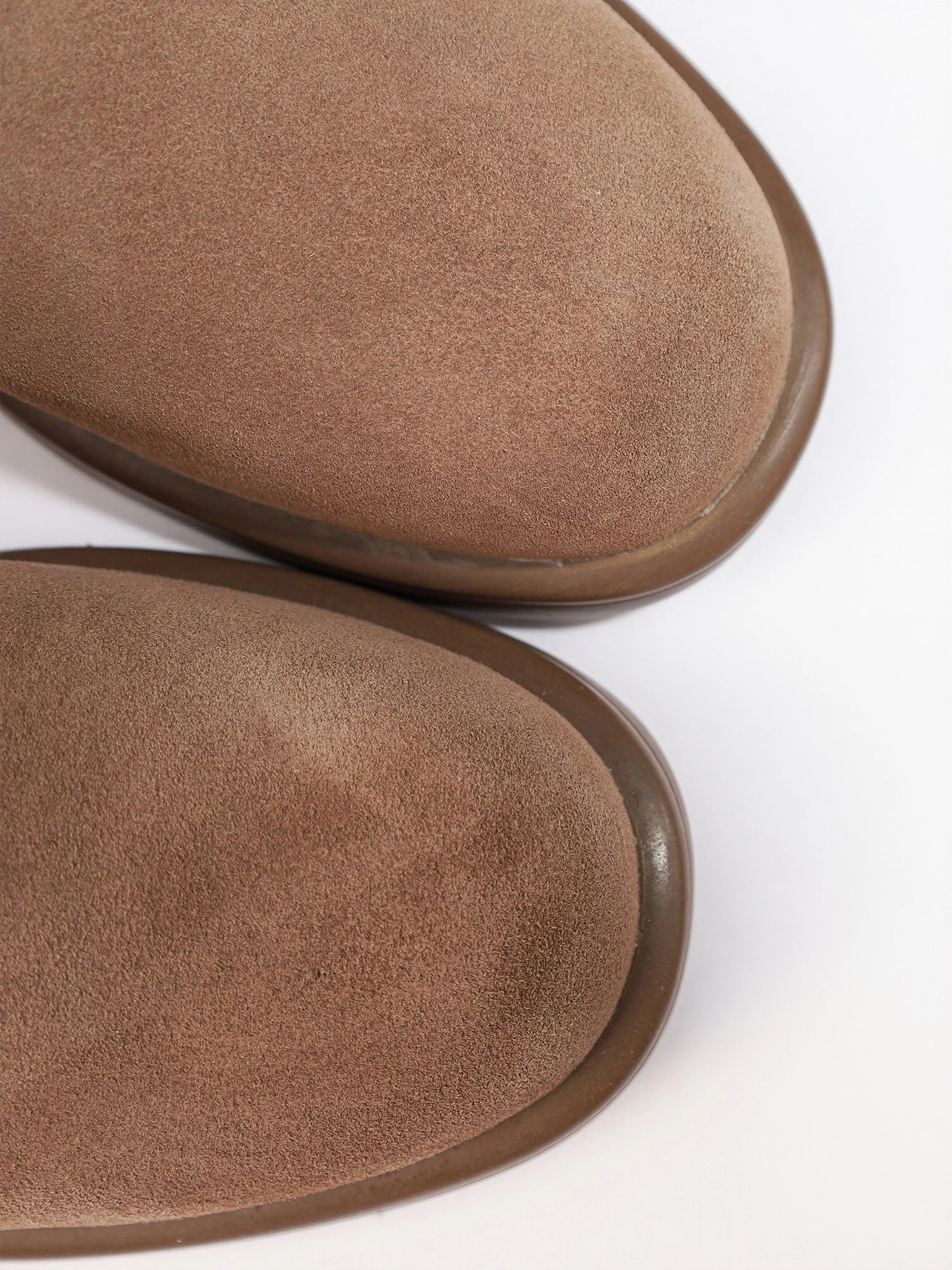 Ботинки-челси бежевого цвета на низком каблуке